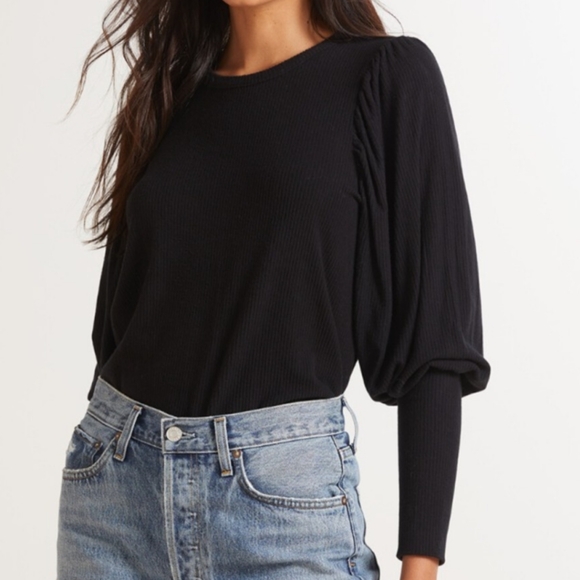 Evereve Tops - Evereve Penny Volume Sleeve Top in Black size  L